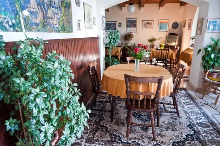 Guest House Villa Nina- Comfort Triple Room with Balcony and Sea View (S1 - crvena)-Innen