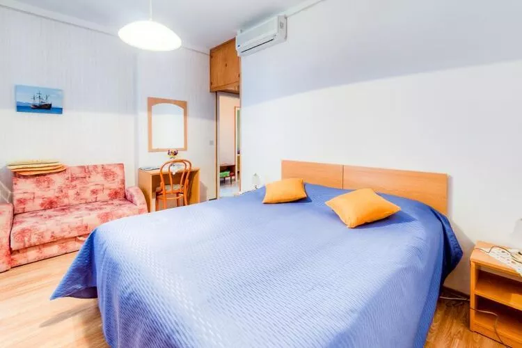 Guest House Villa Nina- Superior Triple Room with Balcony and Sea View (S2 - plava)-Bedroom