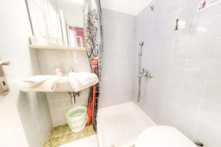 Guest House Villa Nina- Double Room with Garden View (S3 -Supetar)-Bathroom