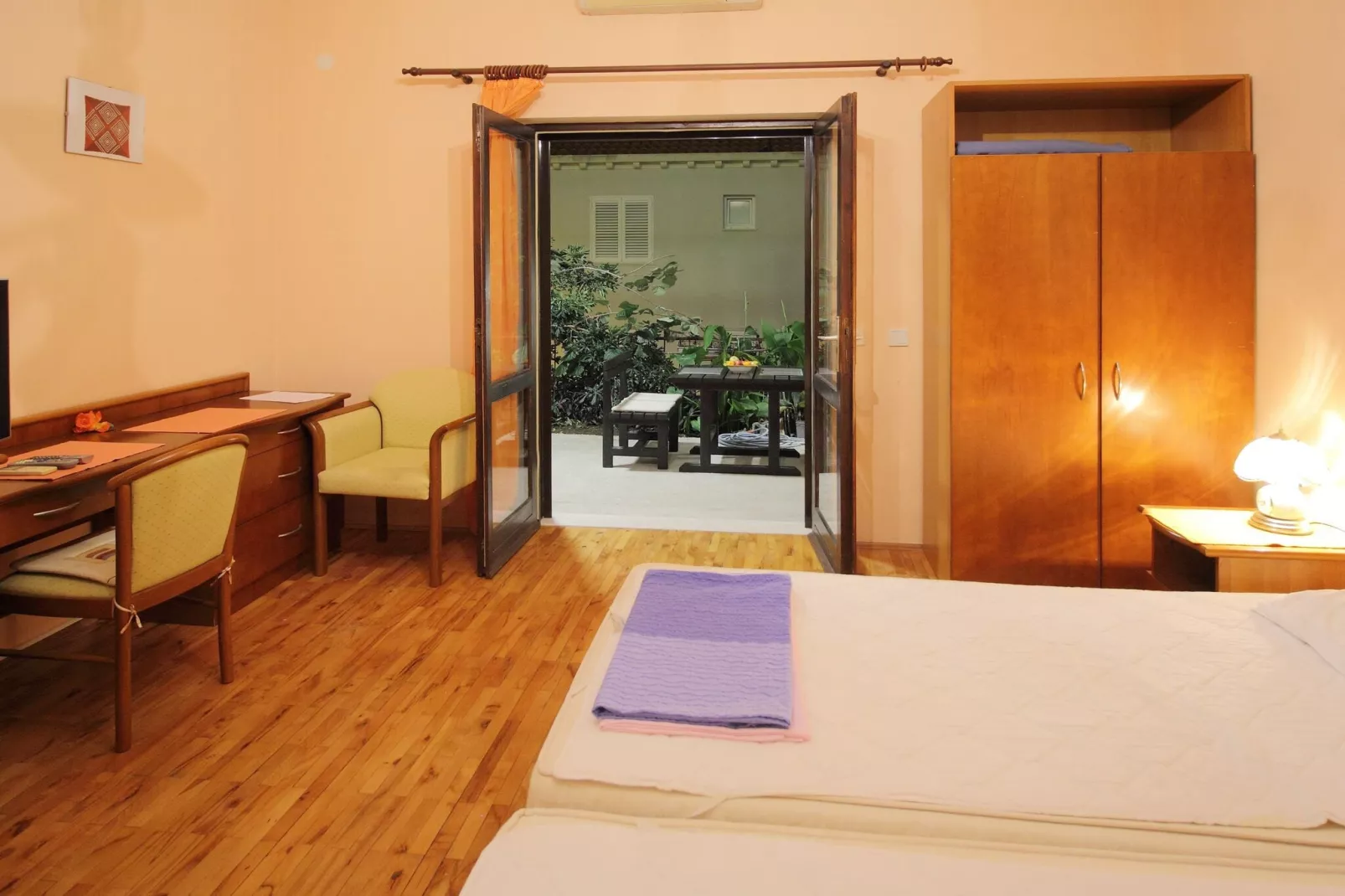 Apartments Magda- Comfort Studio Apartment with Patio and Garden View (Apartman 1)-Living room