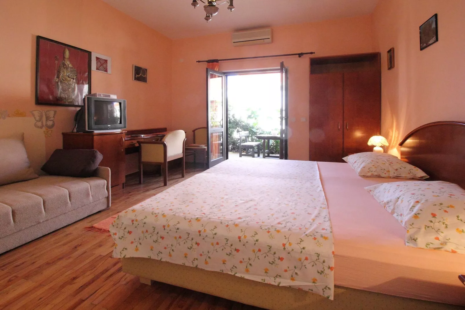 Apartments Magda- Comfort Studio Apartment with Patio and Garden View (Apartman 1)-Living room