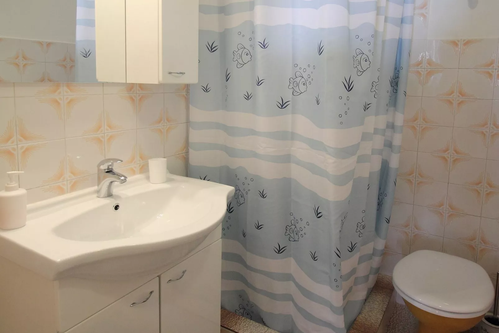 Apartments Magda- Comfort Studio Apartment with Patio and Garden View (Apartman 1)-Bathroom