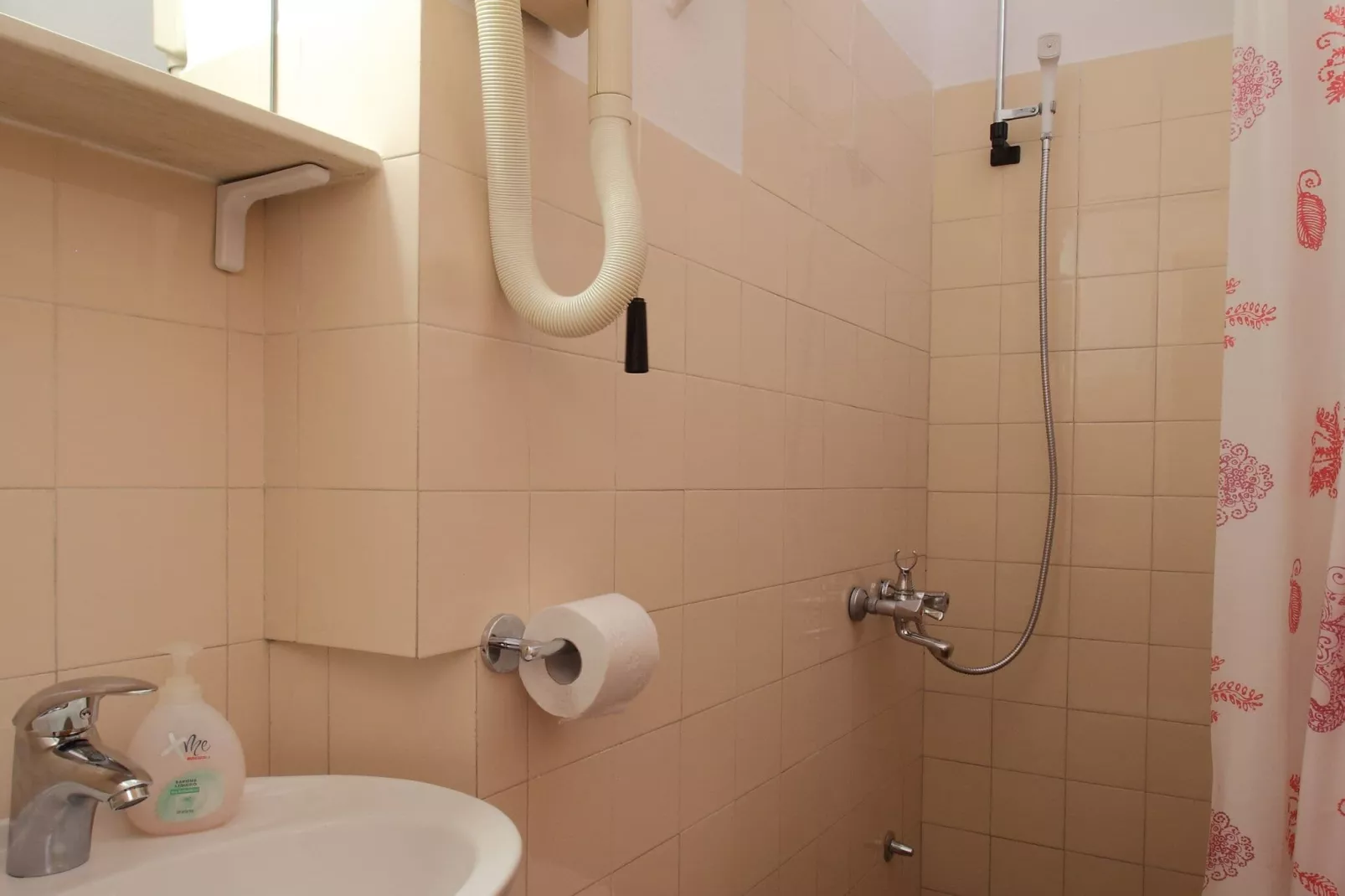 Apartments Magda- Superior Studio Apartment with Patio and Garden View(A2)-Bathroom