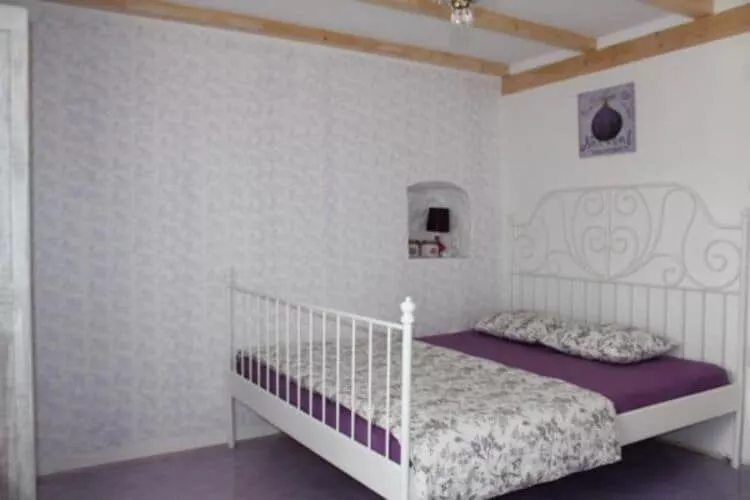 Guest House Gugily- Triple Room with Shared Bathroom and City View (3)-Bedroom