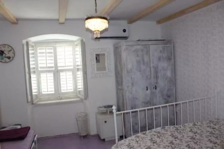 Guest House Gugily- Triple Room with Shared Bathroom and City View (3)-Bedroom