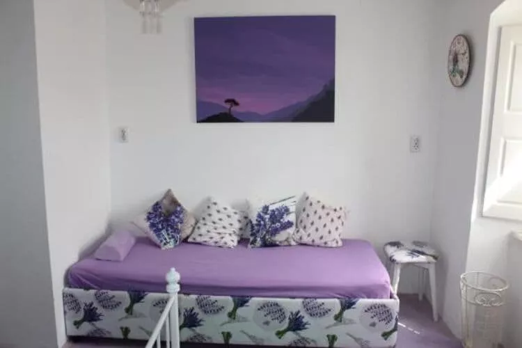 Guest House Gugily- Triple Room with Shared Bathroom and City View (3)-Bedroom