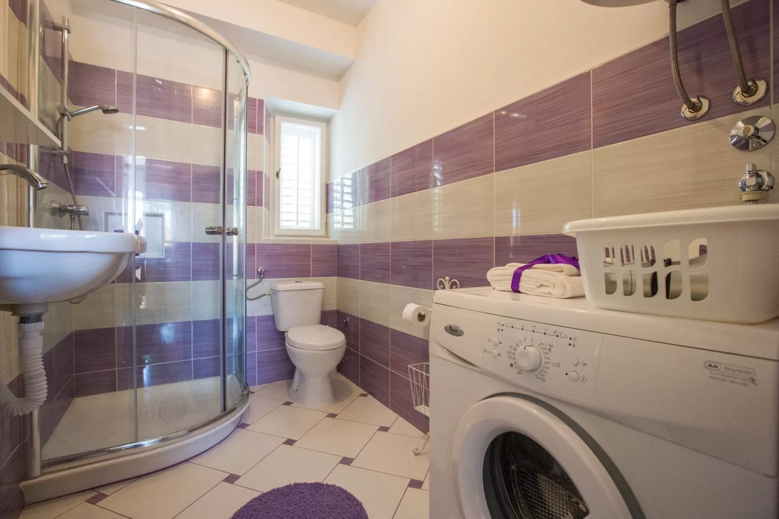Guest House Gugily- Triple Room with Shared Bathroom and City View (3)-Bathroom
