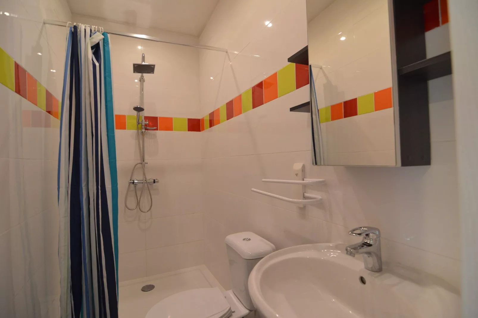 Bird Symphony-Bathroom