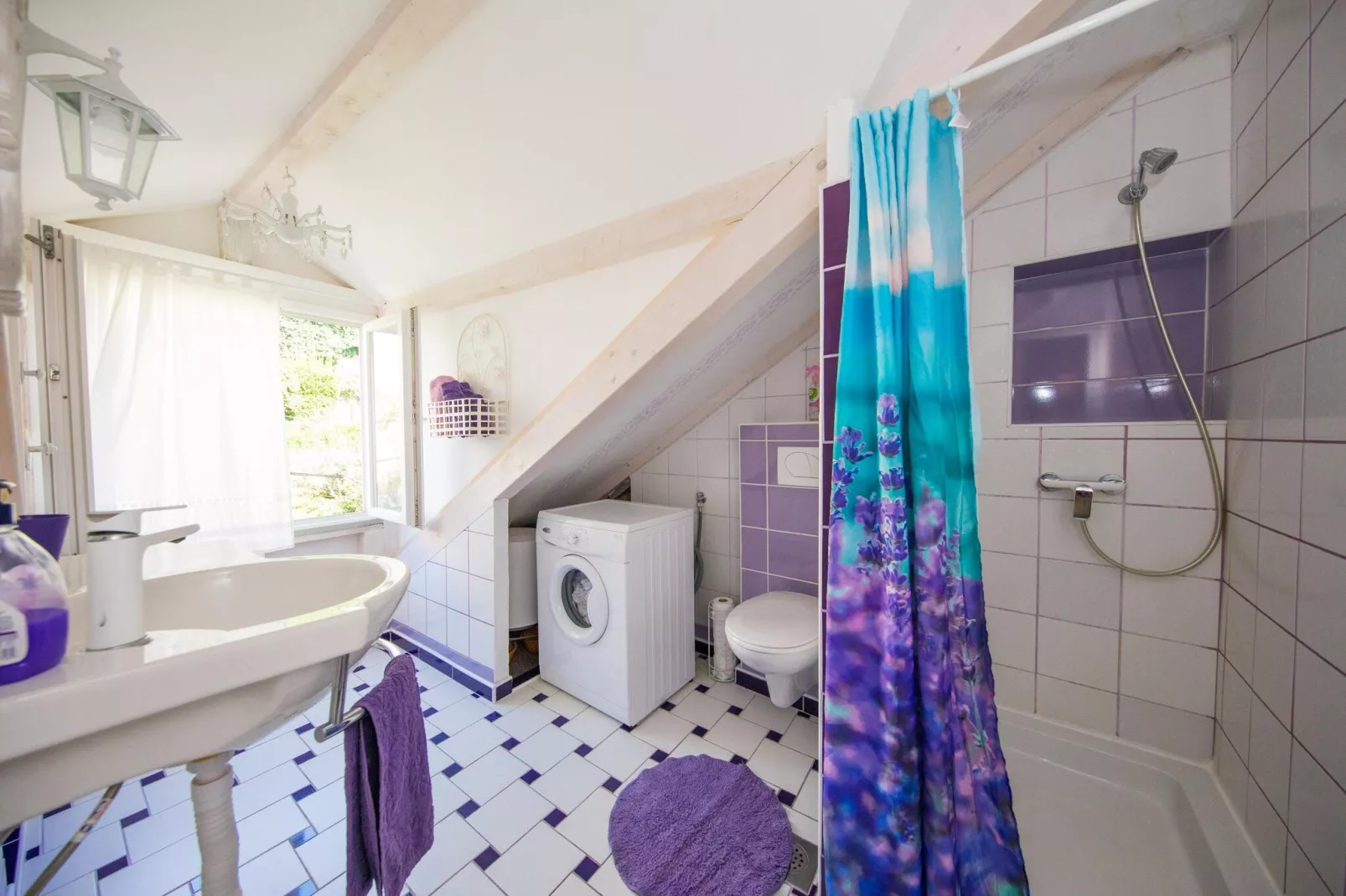 Guest House Gugily - Three Bedroom Apartment with City and Sea View-Bathroom
