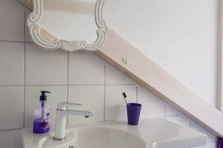 Guest House Gugily - Three Bedroom Apartment with City and Sea View-Bathroom