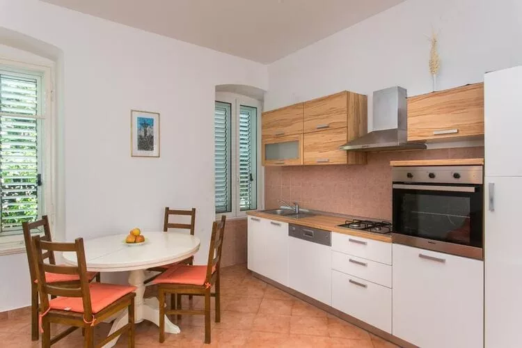 Apartment Tranquilo- Two Bedroom Apartment with Garden View-Küche