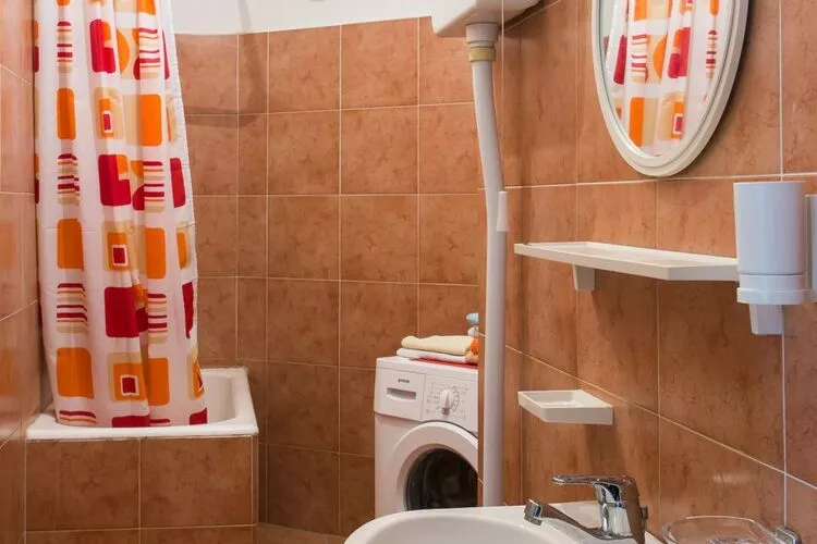 Apartment Tranquilo- Two Bedroom Apartment with Garden View-Badezimmer