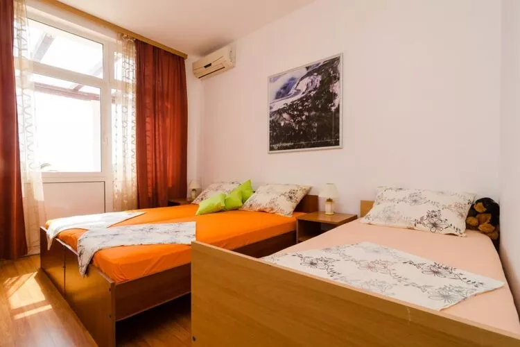 Apartments Mamma Mia - Comfort One Bedroom Apartment with Terrace-Chambre