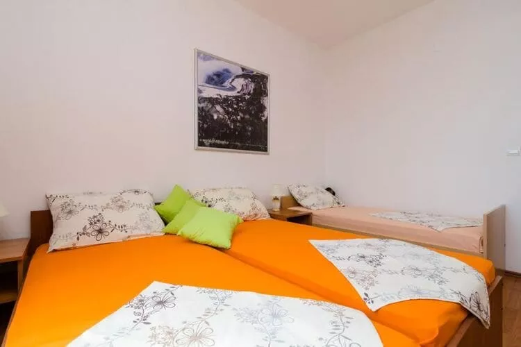 Apartments Mamma Mia - Comfort One Bedroom Apartment with Terrace-Chambre