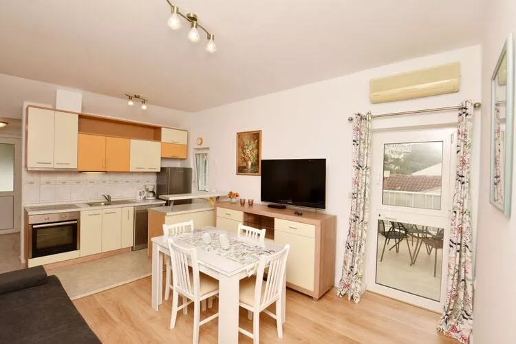Green Hills Apartment - One Bedroom Apartment with Balcony and Sea View-Dining room