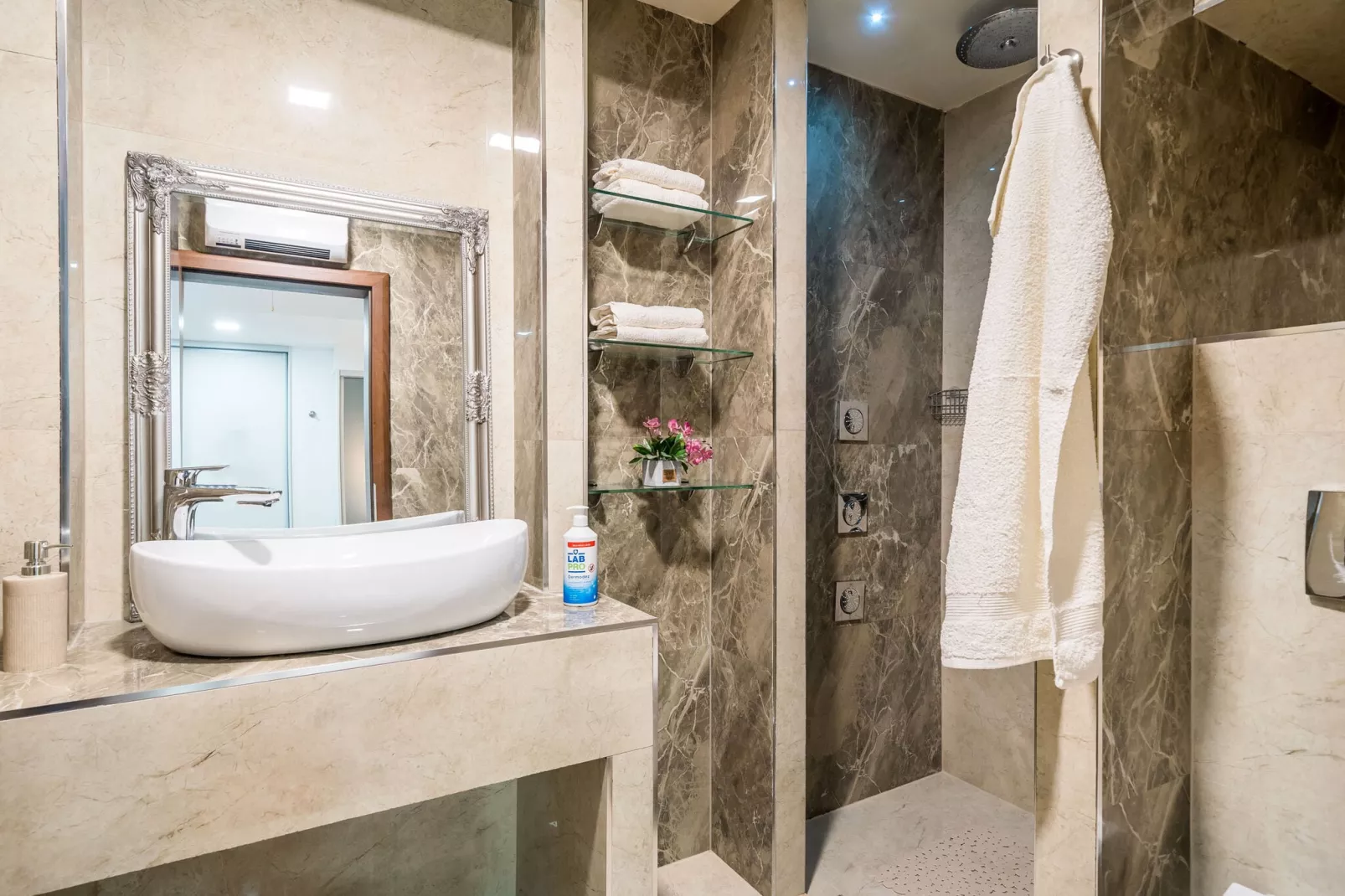 Villa Luciana Residence - Five-Bedroom Villa with Two Pools and Spa Center-Bathroom