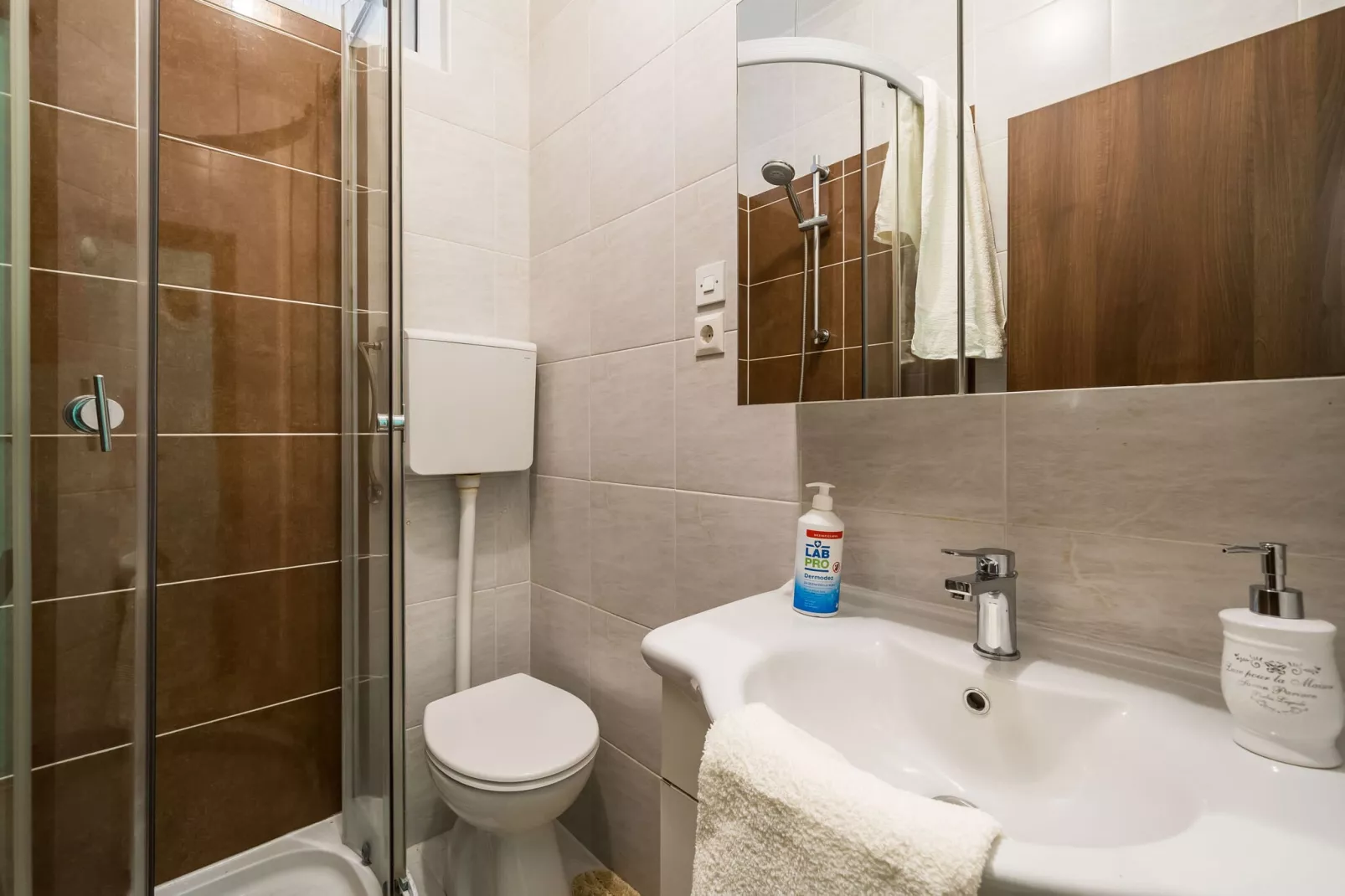 Villa Luciana Residence - Five-Bedroom Villa with Two Pools and Spa Center-Bathroom