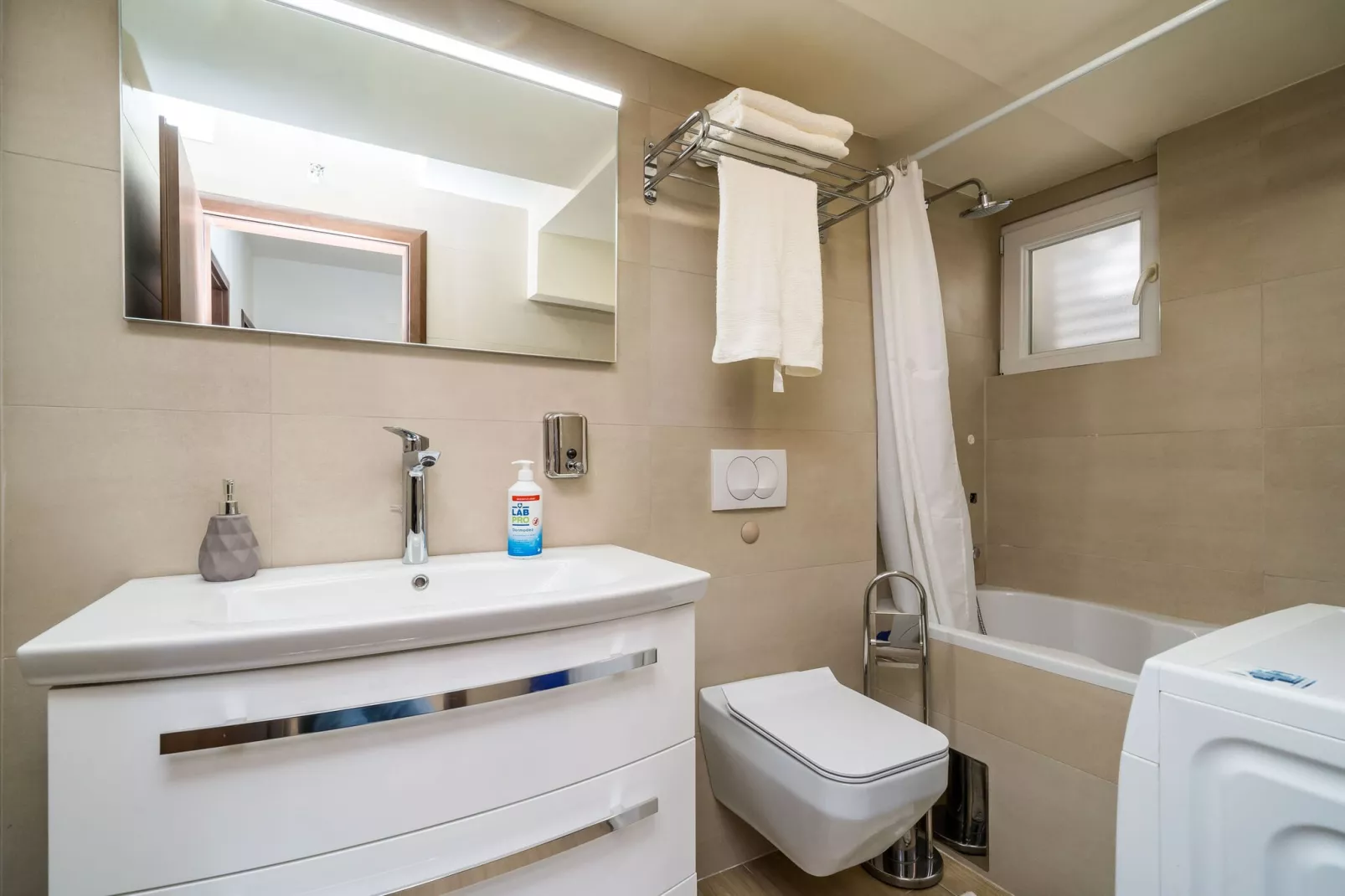 Villa Luciana Residence - Five-Bedroom Villa with Two Pools and Spa Center-Bathroom
