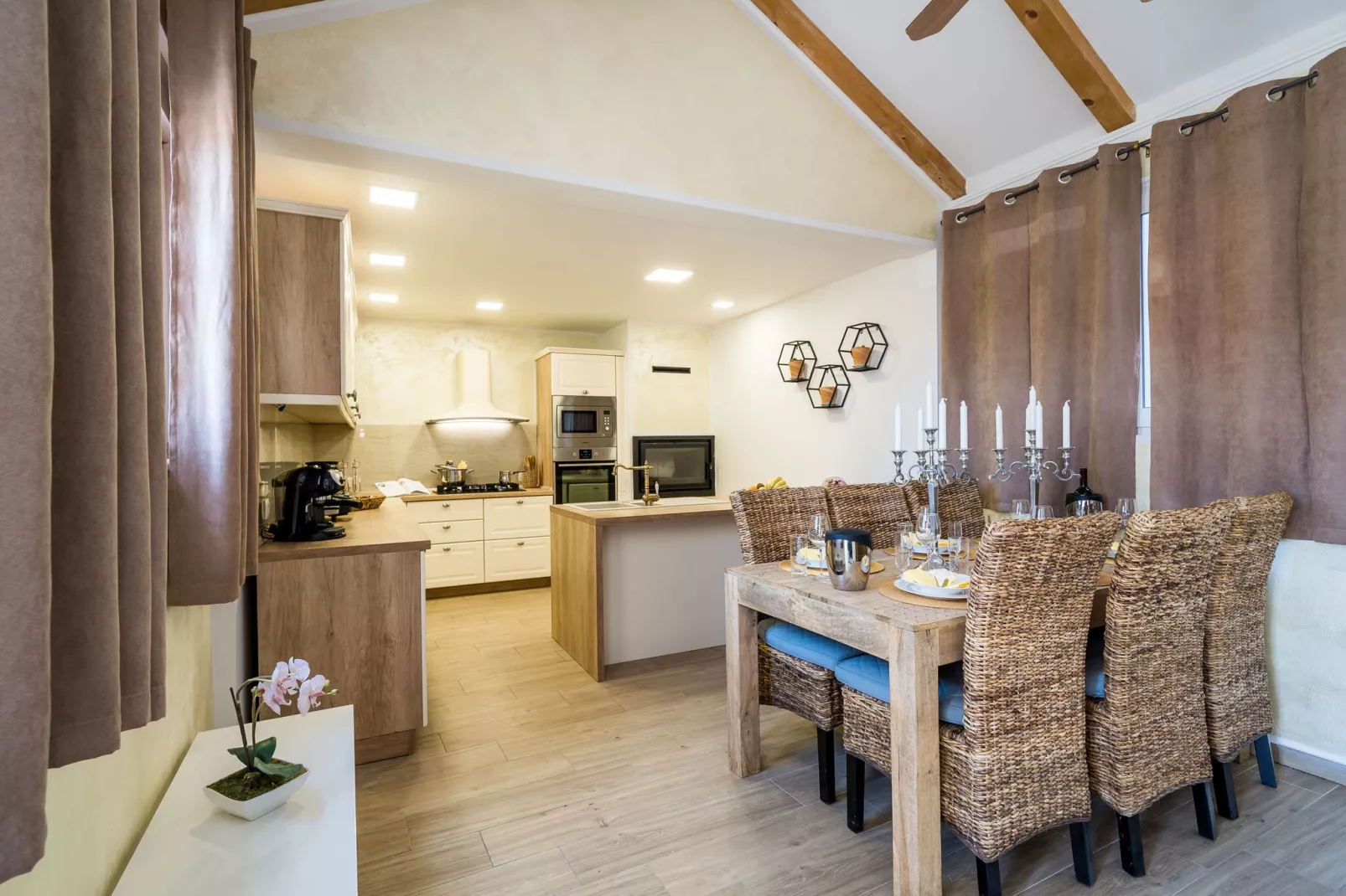 Villa Luciana Residence - Five-Bedroom Villa with Two Pools and Spa Center-Indoor