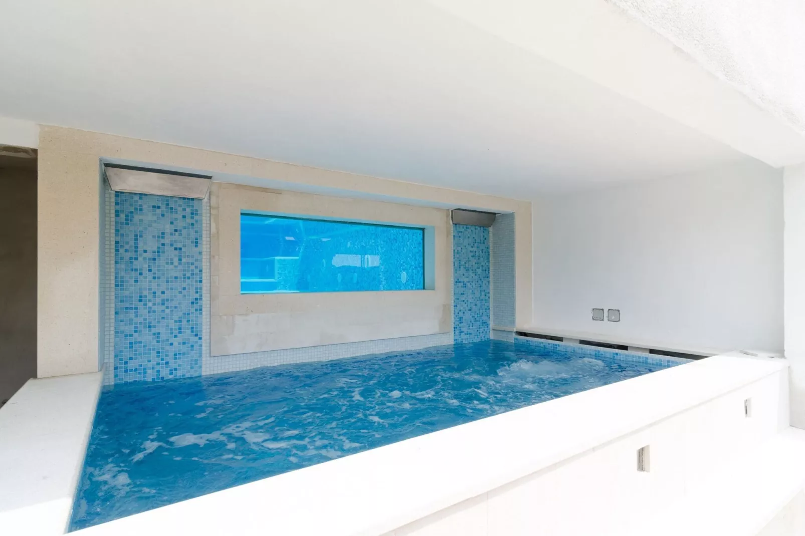 Villa Luciana Residence - Five-Bedroom Villa with Two Pools and Spa Center-Indoor
