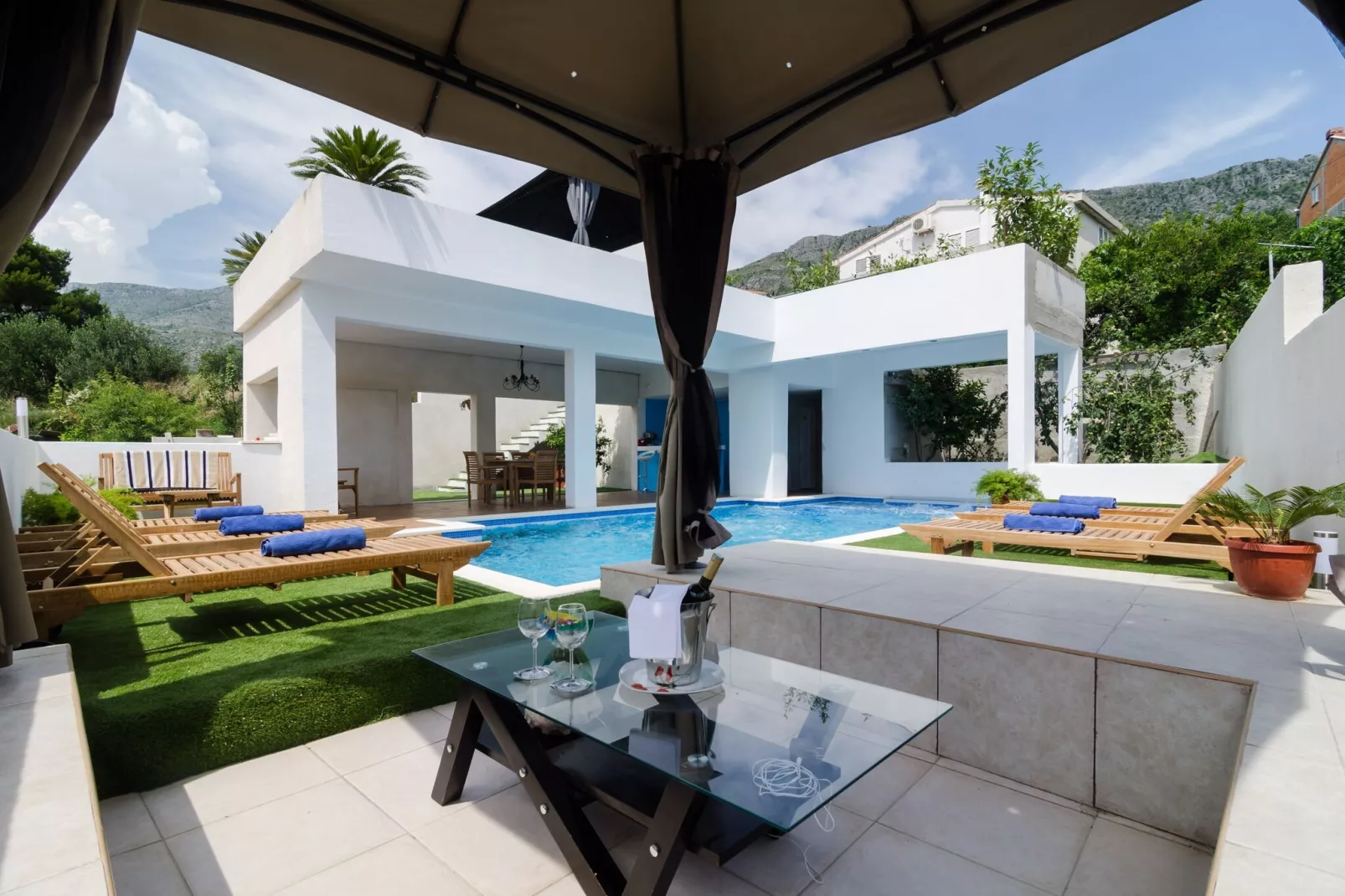 Villa Luciana Residence - Five-Bedroom Villa with Two Pools and Spa Center-Outdoor