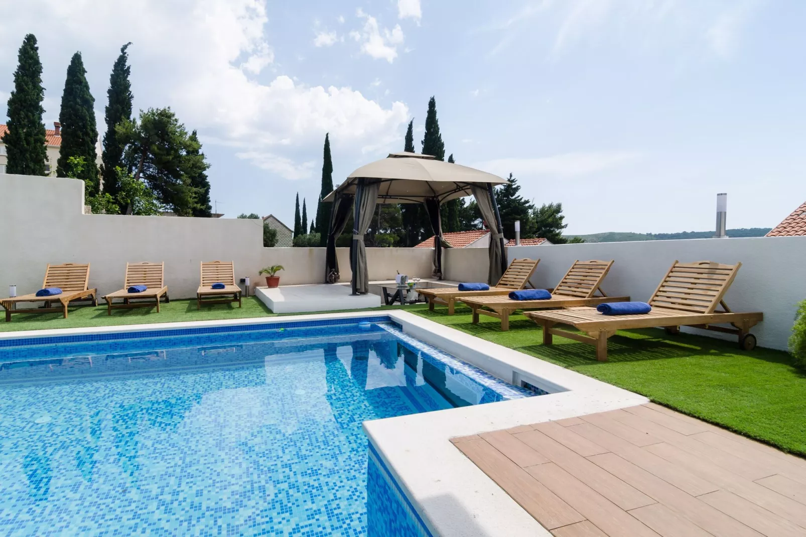 Villa Luciana Residence - Five-Bedroom Villa with Two Pools and Spa Center-Outdoor