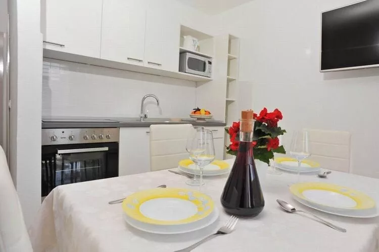 Apartments Lenka - One Bedroom Apartment with Balcony and Center View A3-Kitchen