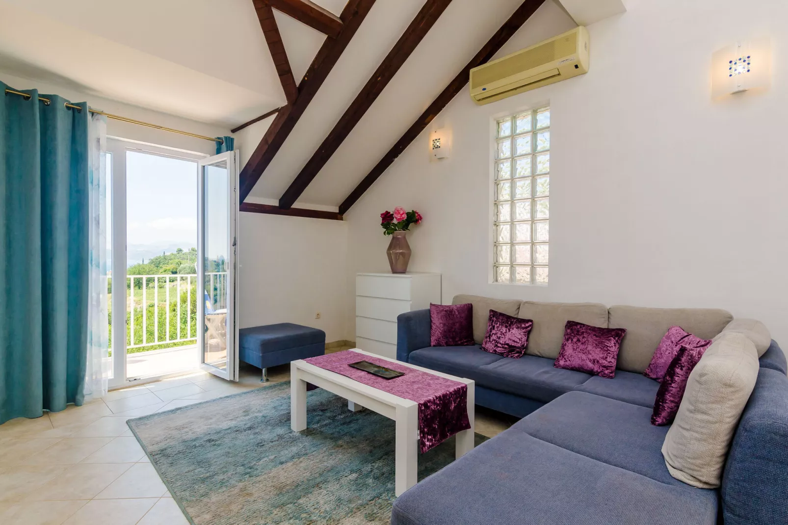 Apartment Alba- Duplex Two Bedroom Apartment with Shared Pool and Sea View-Living room