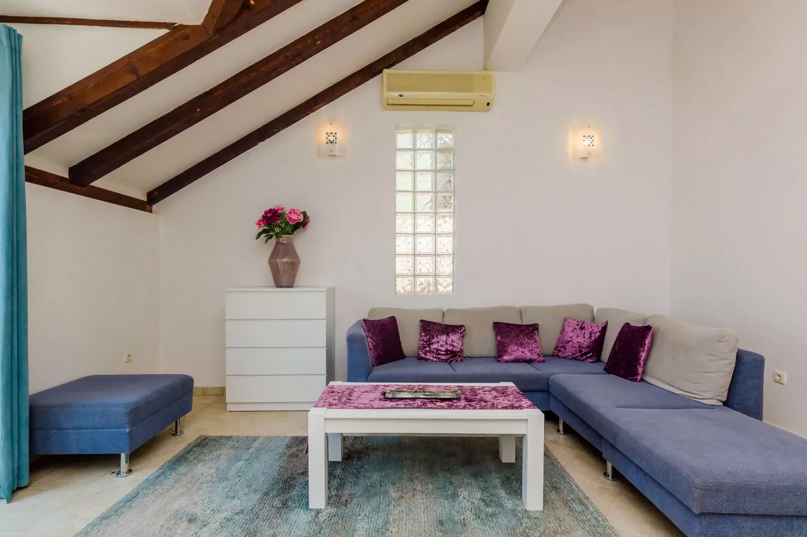 Apartment Alba- Duplex Two Bedroom Apartment with Shared Pool and Sea View-Living room