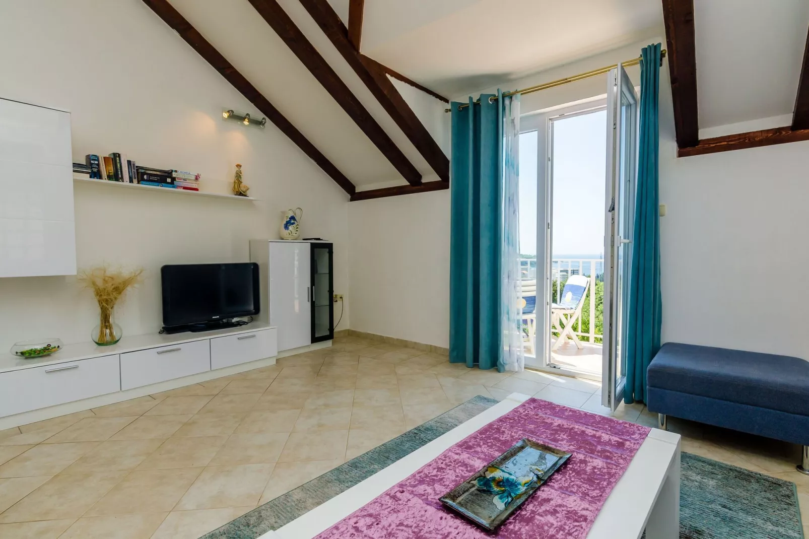 Apartment Alba- Duplex Two Bedroom Apartment with Shared Pool and Sea View-Living room