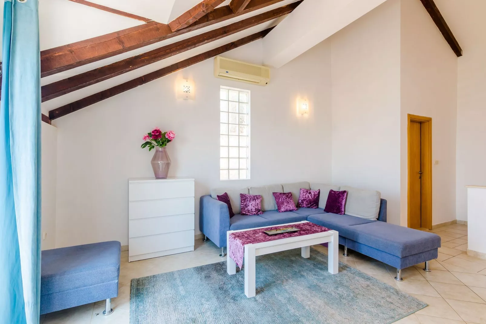 Apartment Alba- Duplex Two Bedroom Apartment with Shared Pool and Sea View-Living room