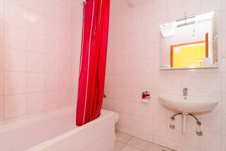 Apartments Plavac Mali- Superior One Bedroom Apartment with Terrace and Sea View-Badezimmer