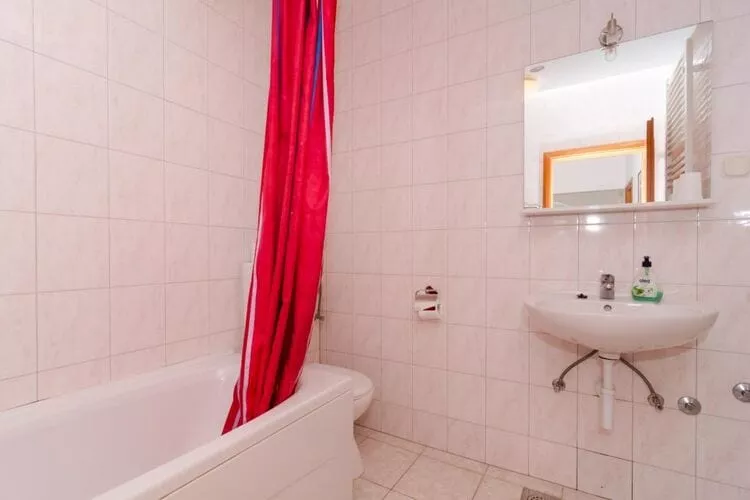 Apartments Plavac Mali- Comfort One Bedroom Apartment with Terrace and Sea View-Badezimmer