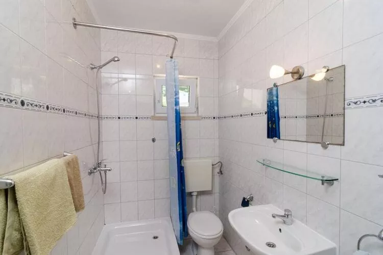 Apartments Plavac Mali- Three Bedroom Apartment with Terrace and Sea View-Bathroom