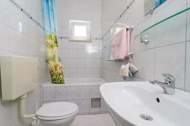 Apartments Plavac Mali- Three Bedroom Apartment with Terrace and Sea View-Bathroom