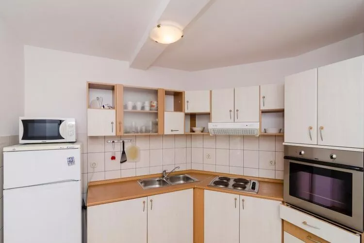 Apartments Plavac Mali- Two Bedroom Apartment with Balcony and Sea View-Kitchen