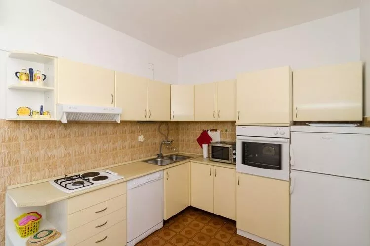 Holiday Home Blue Vineyard- Three Bedroom House with Terrace and Sea View-Küche