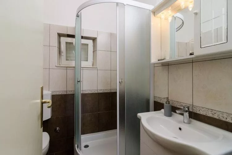 Holiday Home Blue Vineyard- Three Bedroom House with Terrace and Sea View-Badezimmer