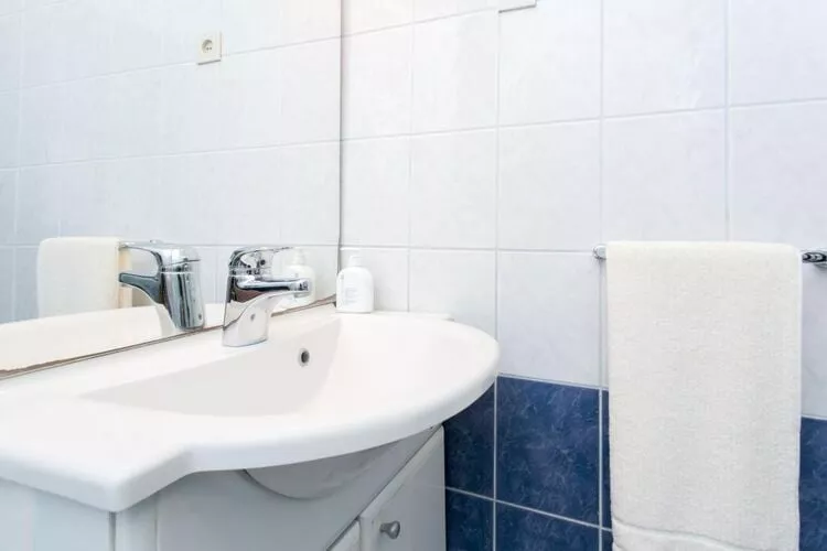 Guest House Kusalo-  Basic Triple Room with Patio (Soba 3)-Bathroom