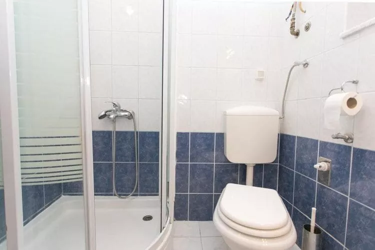 Guest House Kusalo-  Basic Triple Room with Patio (Soba 3)-Bathroom