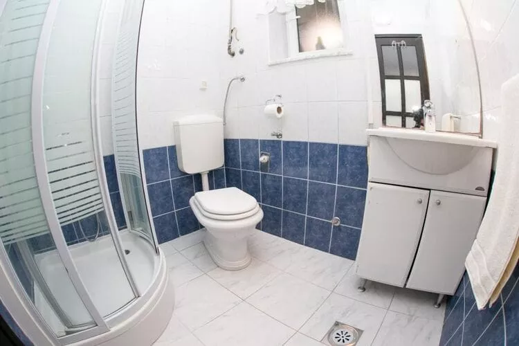 Guest House Kusalo-  Basic Triple Room with Patio (Soba 3)-Bathroom