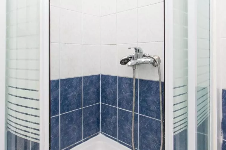 Guest House Kusalo-  Basic Triple Room with Patio (Soba 3)-Bathroom