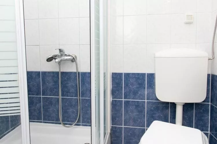 Guest House Kusalo-  Basic Triple Room with Patio (Soba 3)-Bathroom