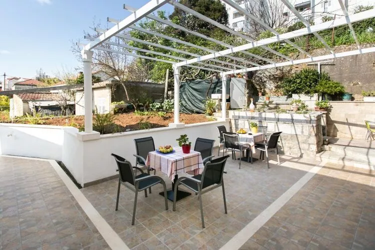 Guest House Kusalo-  Basic Triple Room with Patio (Soba 3)-Terrace
