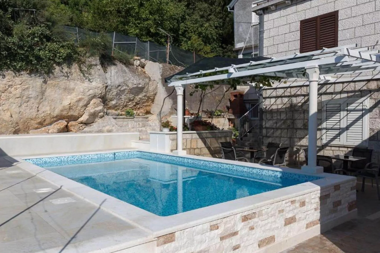 Guest House Kusalo-  Basic Triple Room with Patio (Soba 3)-Pool