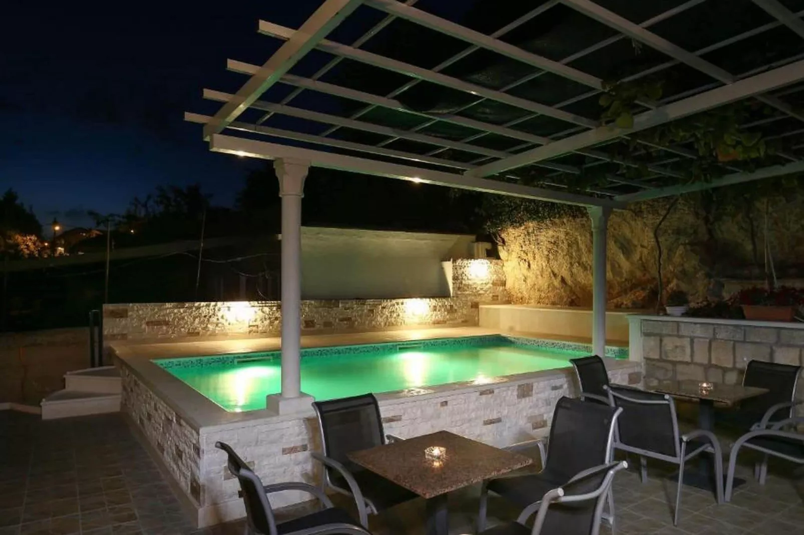 Guest House Kusalo-  Basic Triple Room with Patio (Soba 3)-Pool