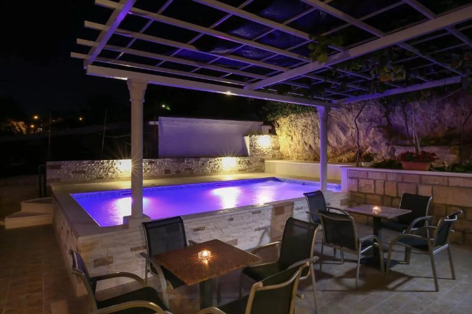 Guest House Kusalo-  Basic Triple Room with Patio (Soba 3)-Pool