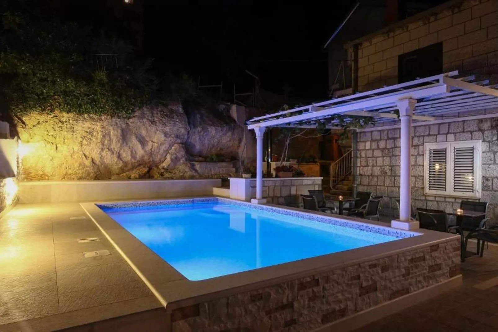 Guest House Kusalo-  Basic Triple Room with Patio (Soba 3)-Pool