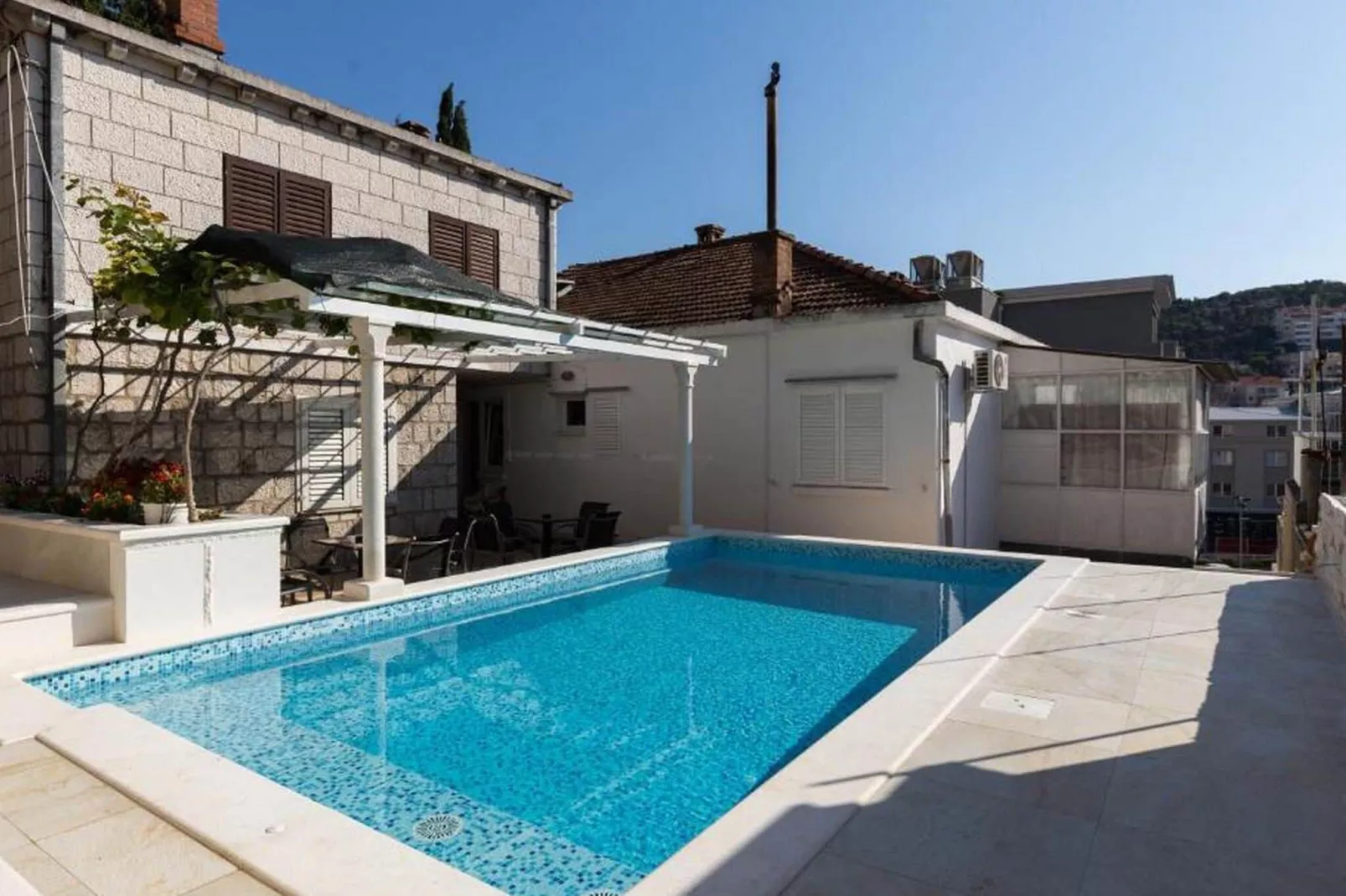 Guest House Kusalo-  Basic Triple Room with Patio (Soba 3)-Pool