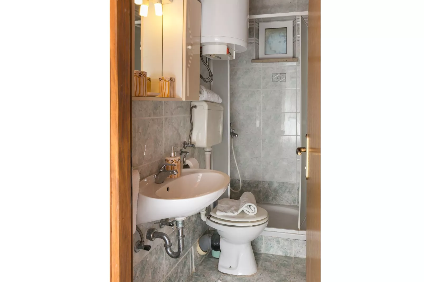 Guest House Kusalo - Comfort Twin or Double Room with Patio (Soba 5)-Bathroom